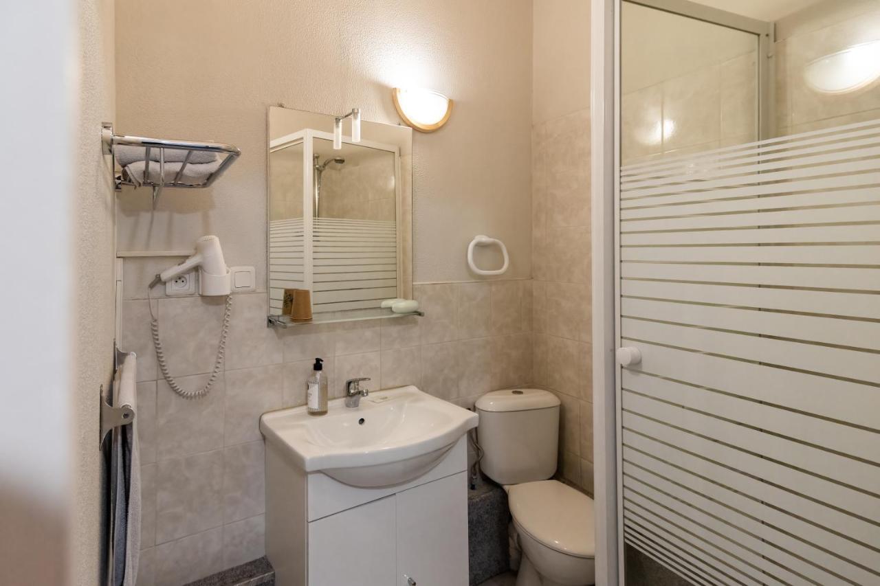 Hotel De La Gare Latresne Екстериор снимка