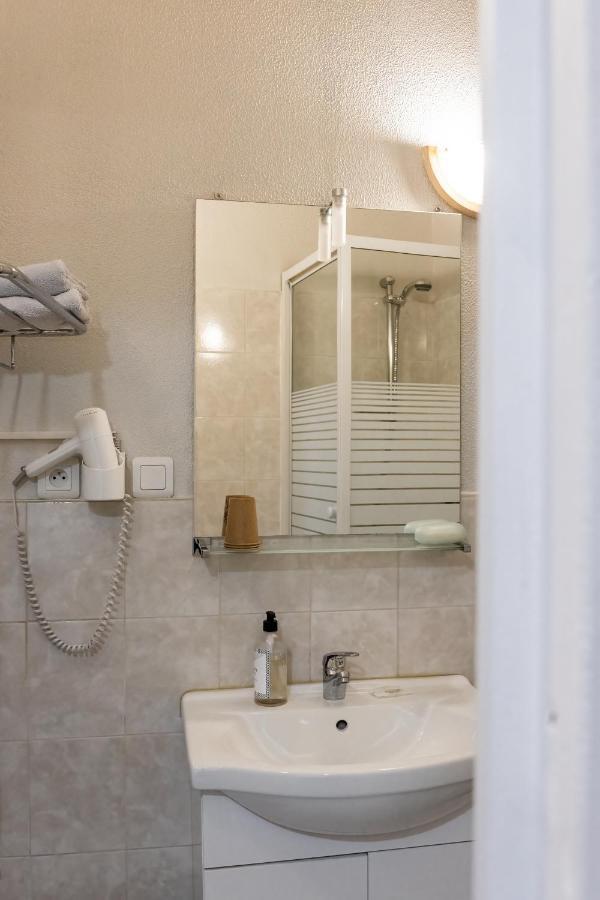 Hotel De La Gare Latresne Екстериор снимка
