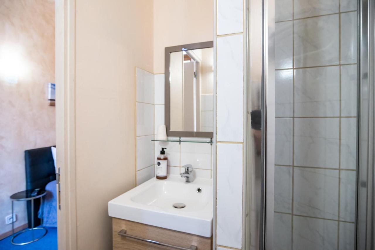 Hotel De La Gare Latresne Екстериор снимка