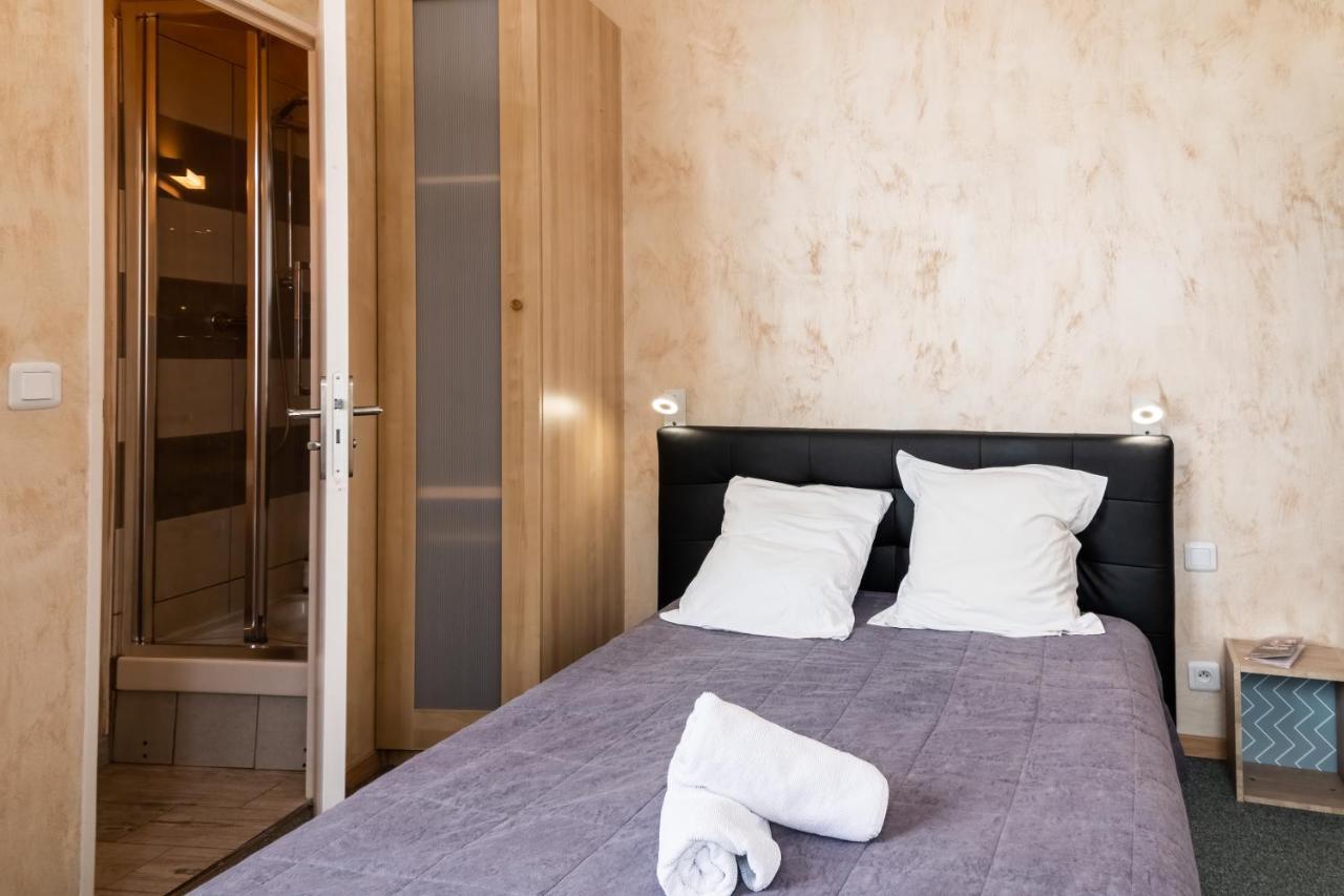 Hotel De La Gare Latresne Екстериор снимка