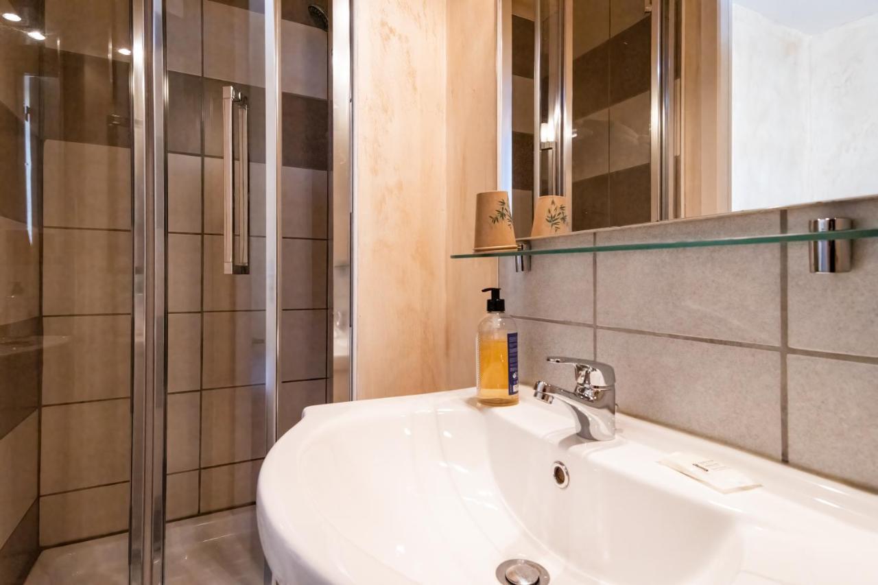 Hotel De La Gare Latresne Екстериор снимка